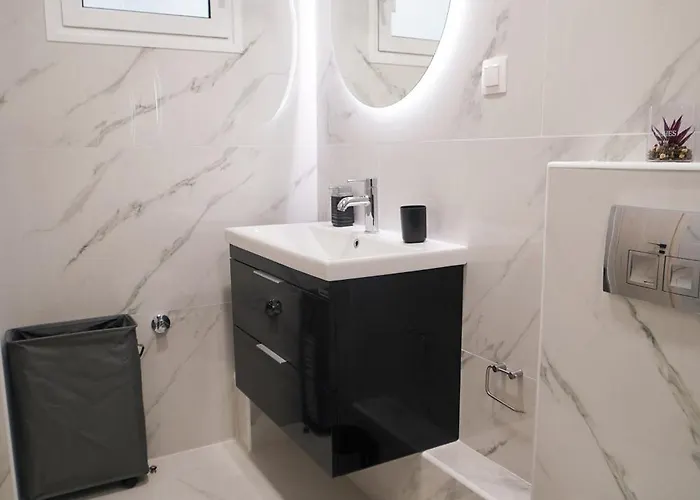 Elarion Elegant Port By Nestivo Hospitality *